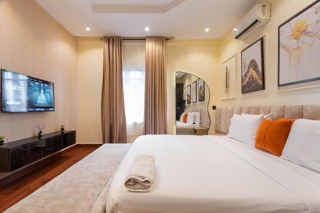 3 bedroom apartment with top notch amenities available for short/long stay.