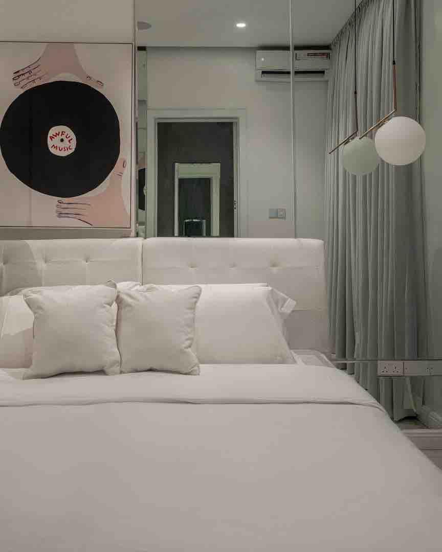 ALL WHITE 2 BED SMART HOME APARTMENT photo 2