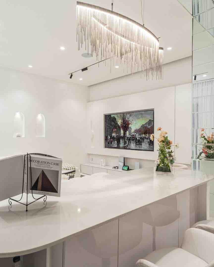 ALL WHITE 2 BED SMART HOME APARTMENT photo 4